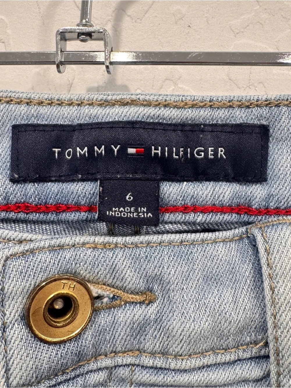 Tommy Hilfiger Greenwich Cuffed Denim Shorts Women 6 Embroidered Flag Light Wash